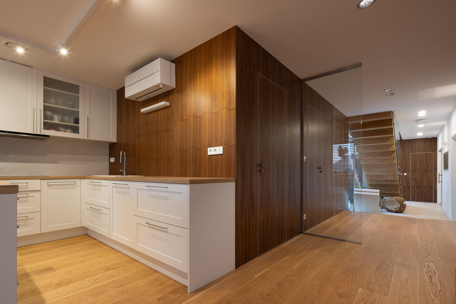 Efekta cladding system with Master door